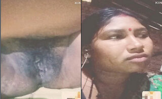 Desi Lankan Bhabhi Shows pussy On VC