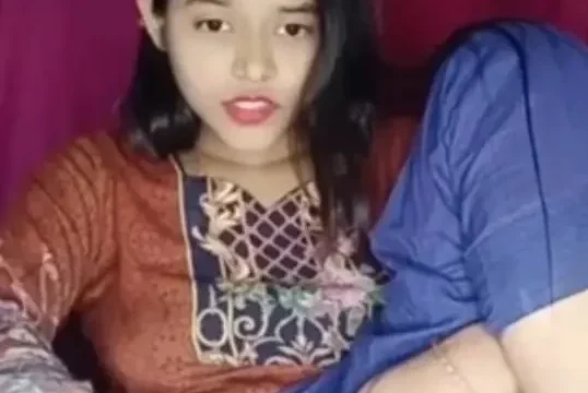 Cute Desi Girlfriend Live Sex Video Call Rubbing Her Shaved Pussy For Boyfriend