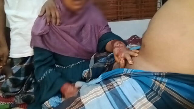 Muslim Hot aunty ko do larkoon ny chuda