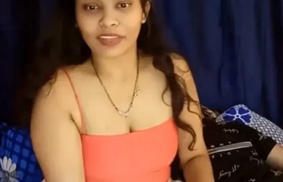 Sexy Babe Puts On A Full Nude Live Show Fingering Her Pussy And Fucking With Vibrator
